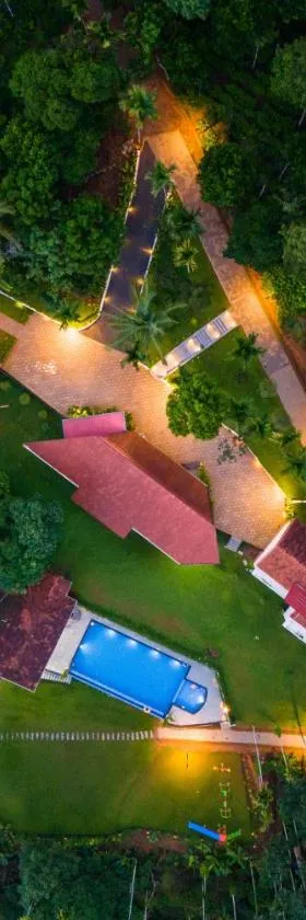 Theyila Wayanad Premium Pool Resort，位于苏丹巴特利的酒店