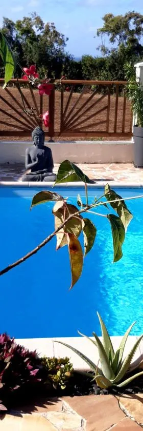 Joli studio rez de jardin, piscine, jacuzzi，位于Sainte-Suzanne的酒店