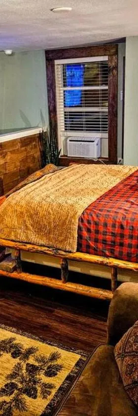 Private Cabin- Breakfast - Double Tub - 75in TV - SUP - Washer Dryer - BBQ，位于West Point的酒店
