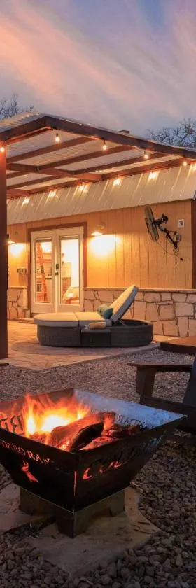 Romantic Luxury Retreat hot cold pool & sauna，位于温伯利的酒店