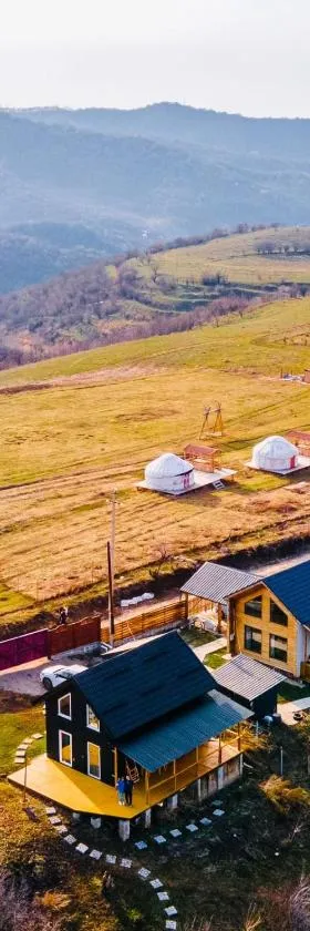 Дом в горах Уютный дом с потрясающим видом и огромной террасой，位于Besqaynar的酒店