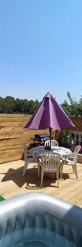 Studio cosy avec terrasse et jacuzzi à disposition de Mai à Août，位于Rians的酒店
