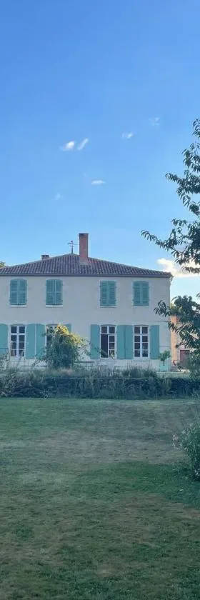 Le Prieuré Saint Pierre, gîtes et chambres d'hôtes dans un parc classé，位于Réaumur的酒店