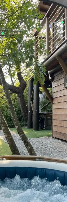 Les lucioles cabane chalet avec Jacuzzi privatif，位于普里瓦的酒店