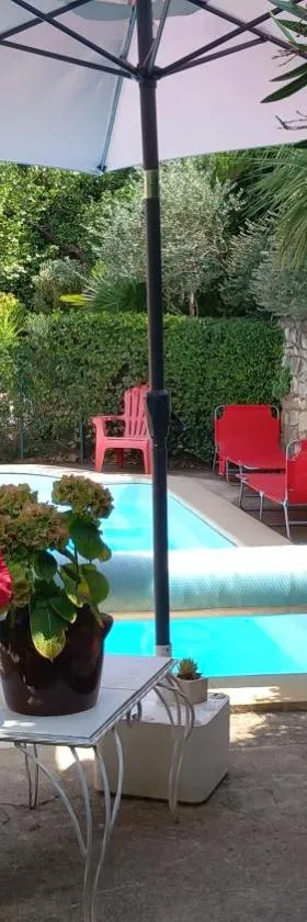 La Sapiniére -chambres climatisées，位于Buisson的酒店
