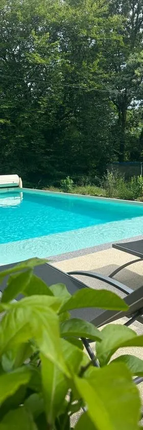 Gîte Corrézien 3 pers. Piscine chauffée，位于尚布利沃的酒店