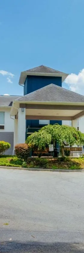 Clarion Pointe-Dillard near Blue Ridge Mountains，位于迪拉德的酒店