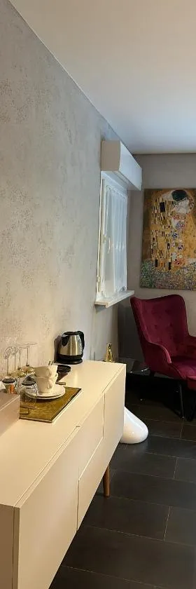 chambre privative au rez de jardin dans villa，位于拉旺泽诺的酒店