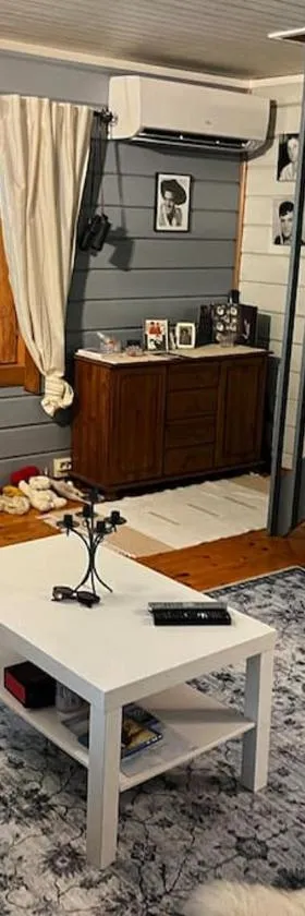 Mökkituulos, beds for 4 One big bedroom, two beds separated with a big wardrobe，位于Kirri的酒店