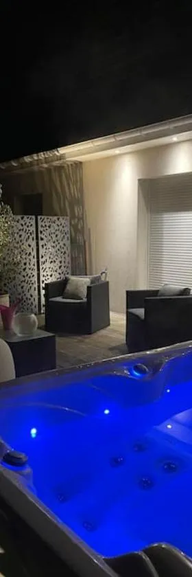 Maison chaleureuse, 2 à 4 personnes, 2 chambres，位于昂布勒特斯的酒店