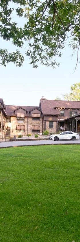 Cumberland Falls State Resort Park，位于Honeybee的酒店