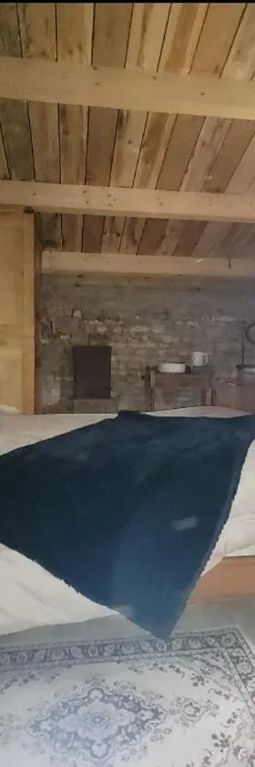 Nuit insolite, chambre au dessus d'une étable，位于La Chapelle-Thémer的酒店
