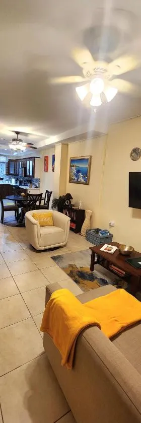Live Like A Local In This Chic Maraval Townhouse，位于西班牙港的酒店