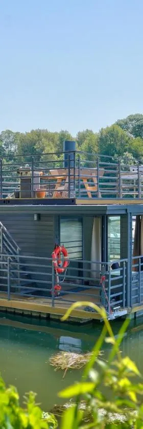 HouseBoat - Une maison sur l'eau，位于孔夫朗-圣奥诺里讷的酒店