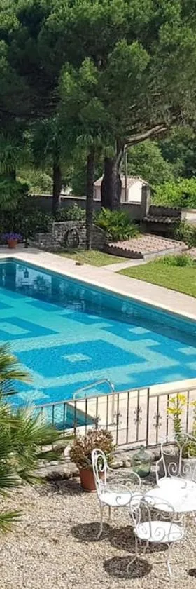 Sous le Grand Pin Piscine & Spa Gîtes Éden en Cévennes à Anduze Gard，位于昂迪兹的酒店