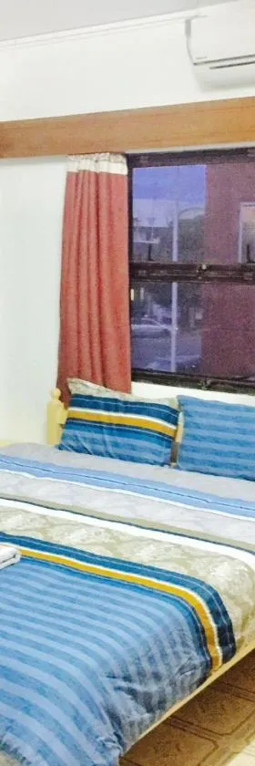 King sized bedroom-in SUVA Centre，位于The Domain的酒店