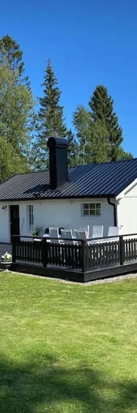 Mysigt hus nära hav och skog på härliga Alnö，位于Myrnäs的酒店