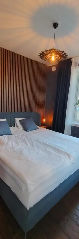 Centralt gästhus i Sala med kök, trädgård & Wi-Fi，位于萨拉的酒店