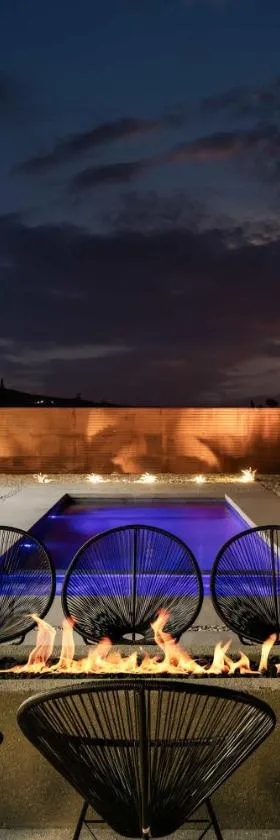 Pool-Spa -DayBeds- Firepit-Golf，位于约书亚树的酒店