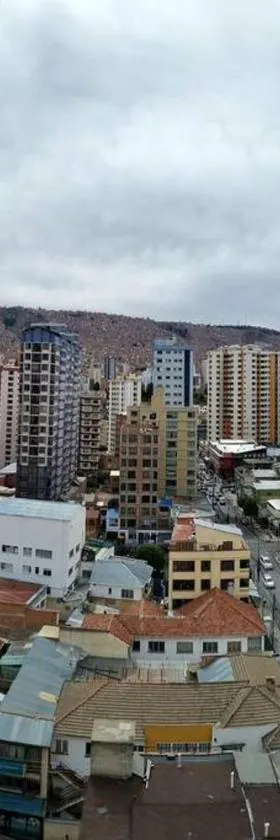Miraflores departamento céntrico, amplio, hermosas vistas, dúplex 3 dormitorios，位于Chijini的酒店