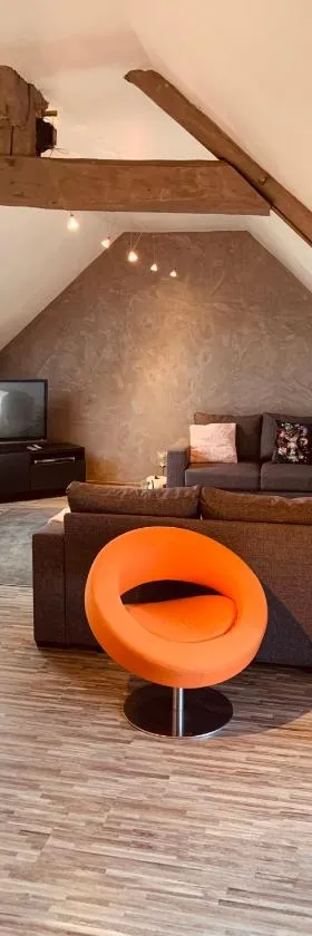 CHAMBRE et JARDIN Village au bord de l eau Cour et Garage privés，位于Marcilly-sur-Seine的酒店