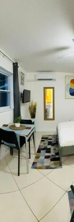 Studio with Terrace Near Hard Rock-Patio，位于Fleetwood Manor的酒店