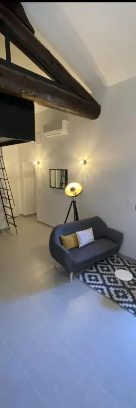 Appartement moderne proche de tout et parking gratuit，位于拉特斯的酒店