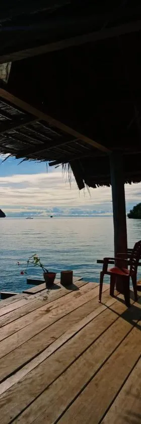 Raja Ampat Triton Homestay，位于Kri的酒店