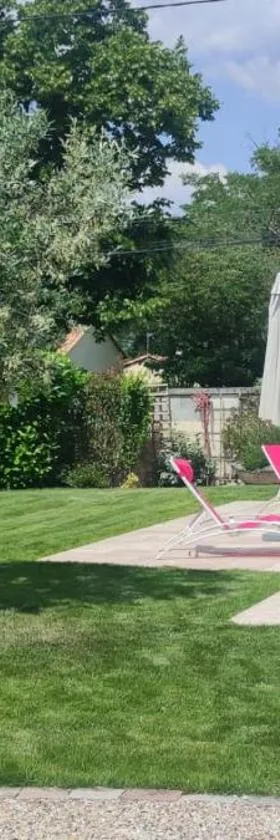 Duplex Girondin avec Piscine，位于Izon的酒店