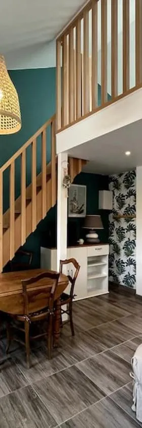 Studio neuf avec mezzanine dans un coin paisible avec piscine partagée，位于Le Pellerin的酒店