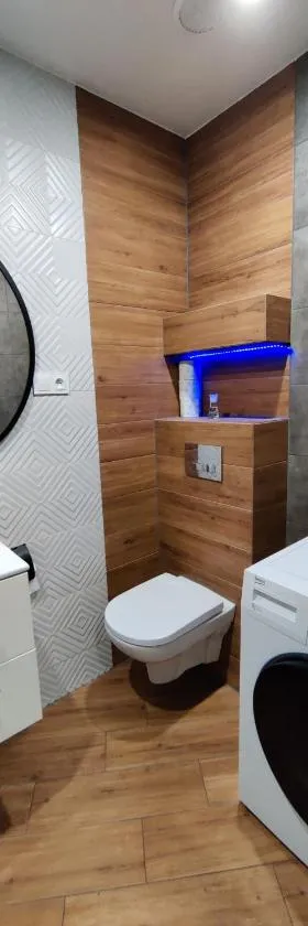 WYPOSAŻONY APARTAMENT, 11 KM SZLAKIEM NA ŚNIEŻKĘ, otoczony górami i spokojem，位于科瓦雷的酒店