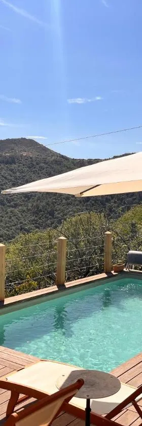 Maison Ardéchoise au calme avec vue et piscine，位于Dunières-sur-Eyrieux的酒店