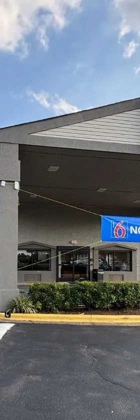 Motel 6 Charlotte, NC Northlake，位于夏洛特的酒店