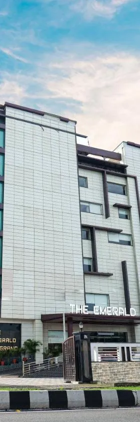 The Emerald Grand，位于德拉敦的酒店