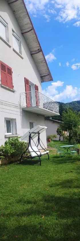 Gite AU CRETET vue campagne La Bridoire proche lac Aiguebelette，位于La Bridoire的酒店