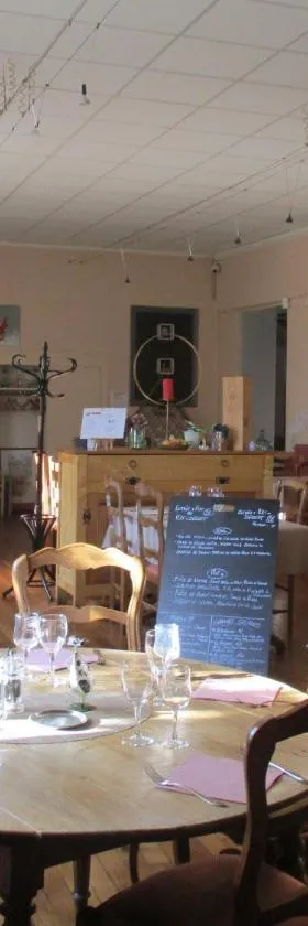 Auberge "AU BON ACCUEIL"，位于Crouzilles的酒店