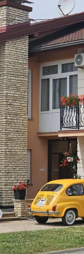 Apartmani i Sobe Kočiš，位于别洛瓦尔的酒店
