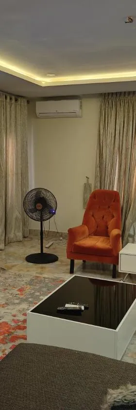 The Continental Apartment, 24hrs Power, Security, Cable TV, Solar Inverter，位于Garki的酒店