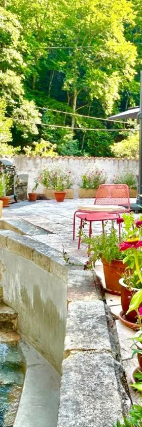 Notre-Dame d'Escouloubre Sources d'eaux chaudes privées et sauna，位于Escouloubre的酒店