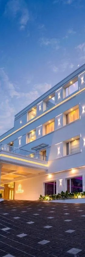 Hotel Grand Avenue，位于Pāmbādi的酒店