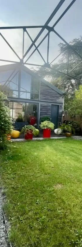 Loft avec Piscine Intérieure et Jardin，位于默伦的酒店
