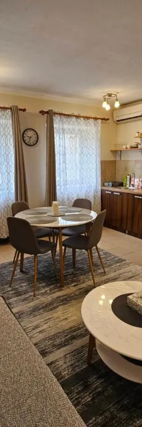 Prenoćište Lana 2，位于Novi Banovci的酒店