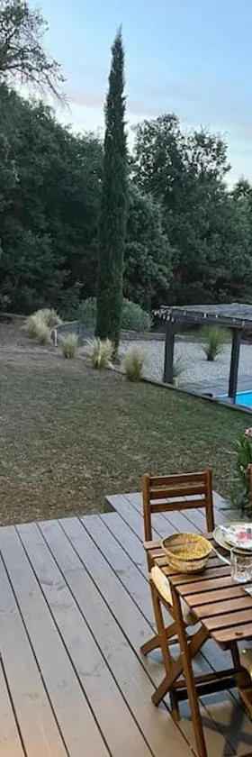 Studio Les Chênes Verts proche Gorges de l'Ardèche，位于Labastide-de-Virac的酒店