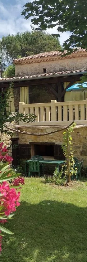A La Maison des Oiseaux，位于Saint-Avit-Sénieur的酒店