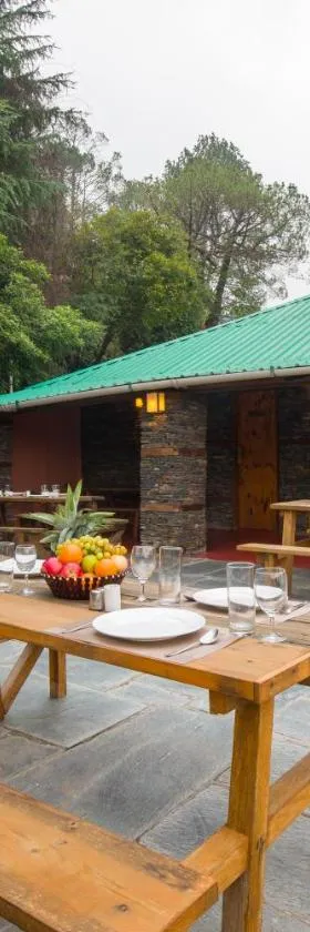 Alaya Stays Cottage with Tree House - Suro Woodbine Chalet，位于Shogi的酒店