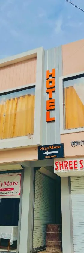 Hotel StayMore Premium Rooms and AC dorms，位于Maheshwar的酒店