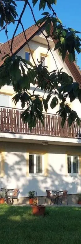 Klasický dům, 5 ložnic , 5 bedrooms, Praha，位于布拉格的酒店