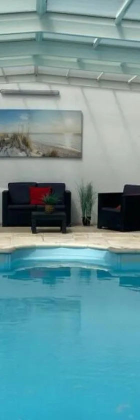 Gîte avec Piscine et spa，位于Éperlecques的酒店