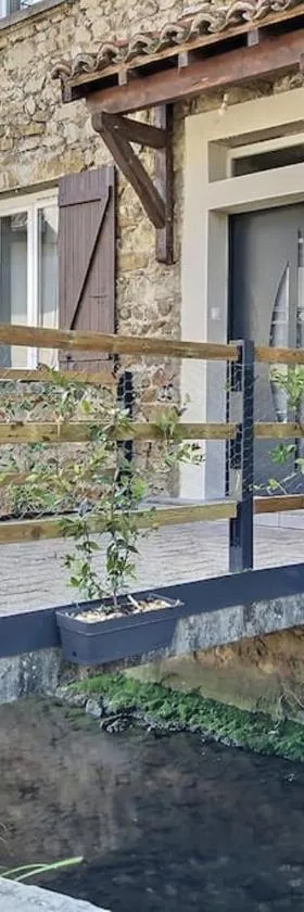 Charmante maison de village，位于Vaux-en-Bugey的酒店