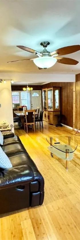LGA airport 3 mins, 3 BR Duplex House, Parking and private backyard, 9mins subway!，位于East Elmhurst的酒店